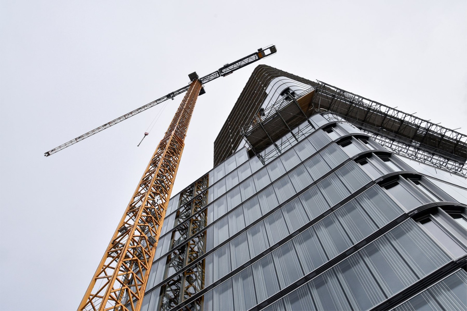 Hoogbouwproject in aanbouw met torenkraan